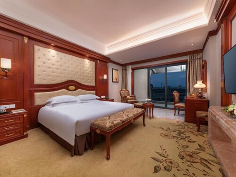EXECUTIVE, KING BED, LAKE VIEW