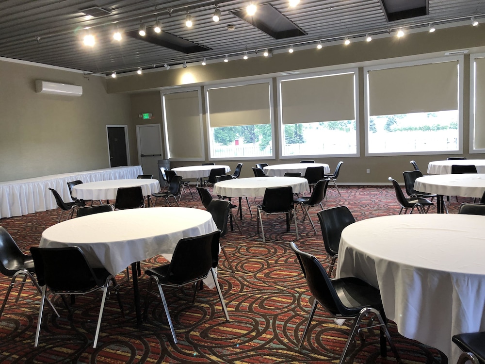 HomeTown Inn and Suites Belle Plaine 59/65