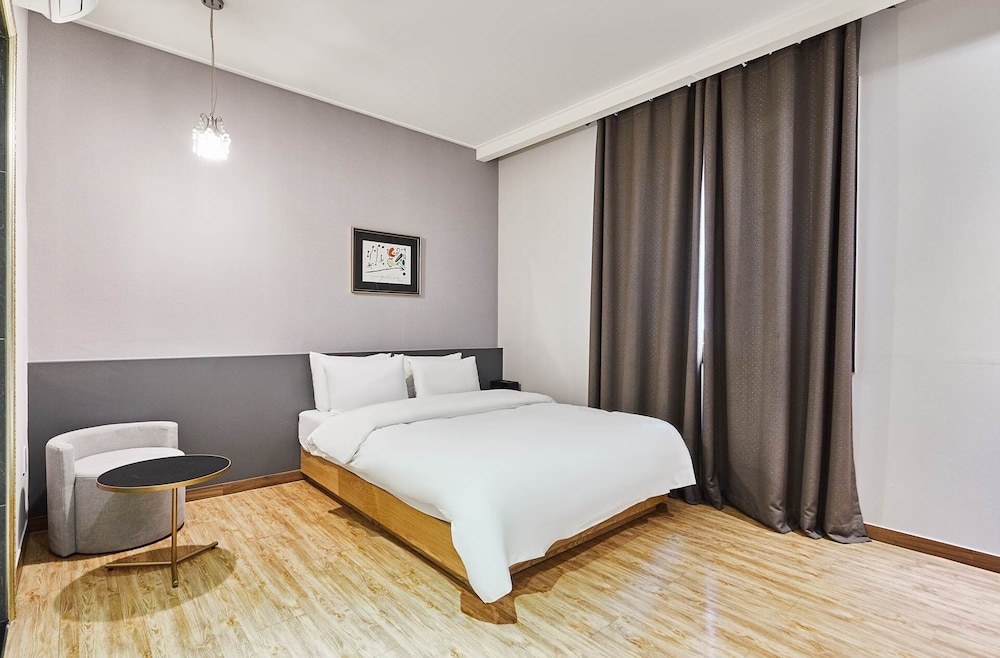 Boom Tourist Hotel 10/20