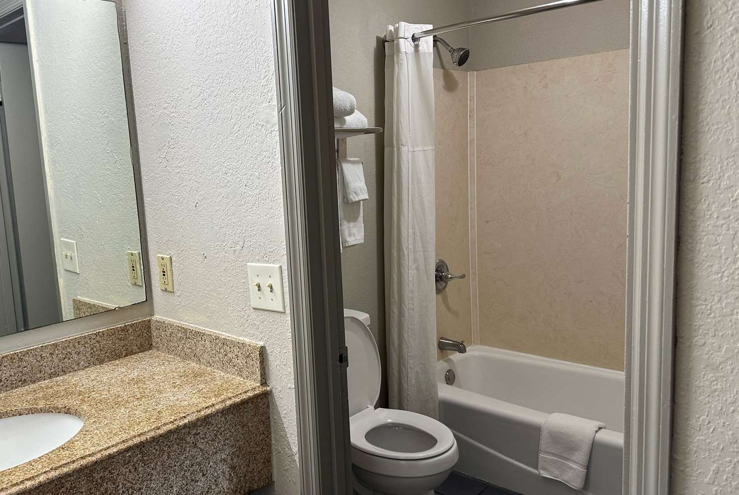 Days Inn by Wyndham Columbia NE Fort Jackson 20/23