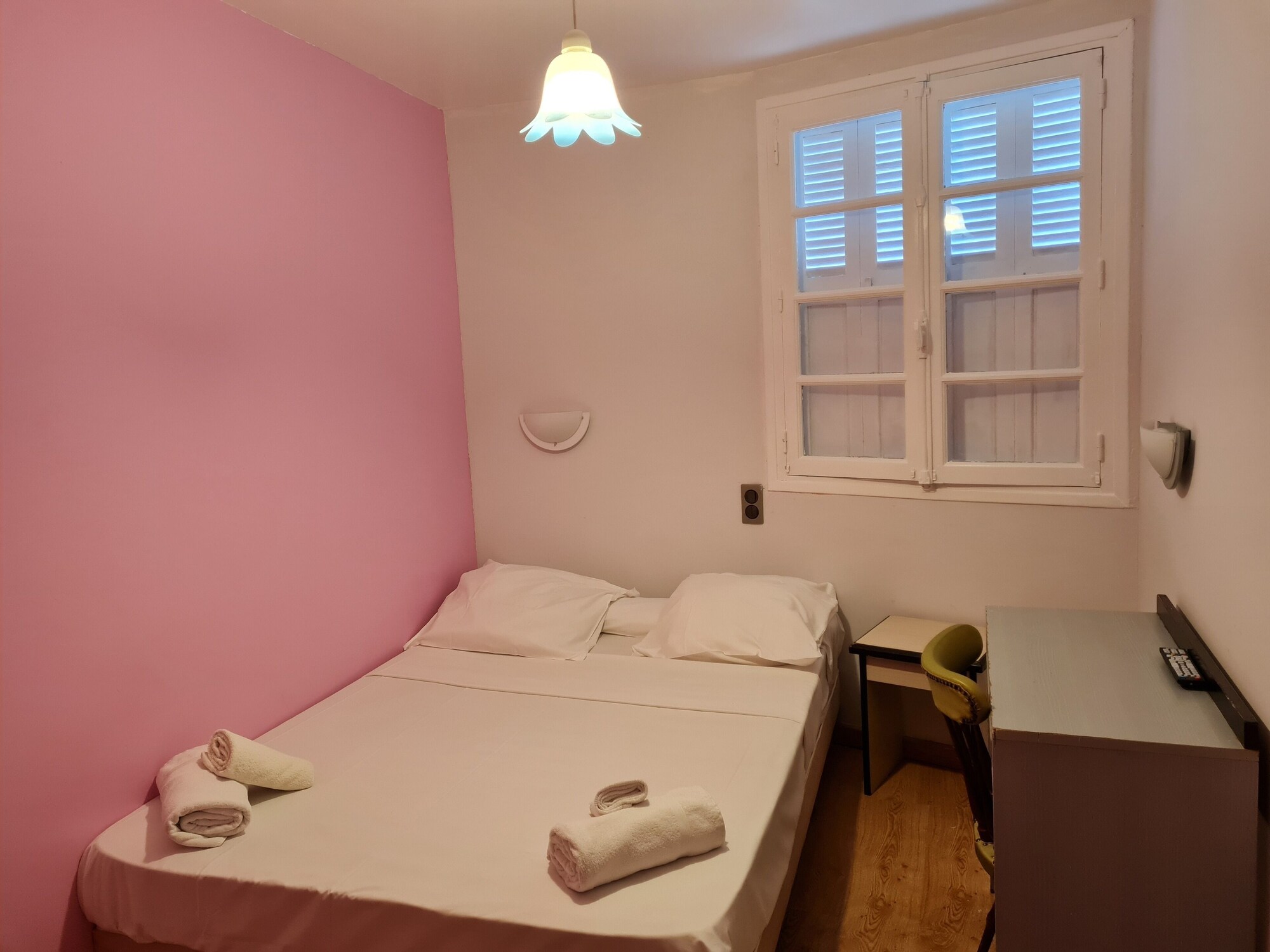 ROOM, DOUBLE BED