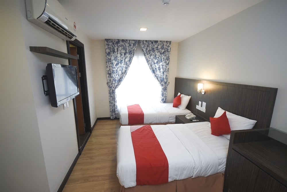 Super OYO 985 Hotel Nur 12/22