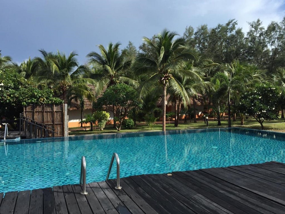Lawana Escape Beach Resort 48/50