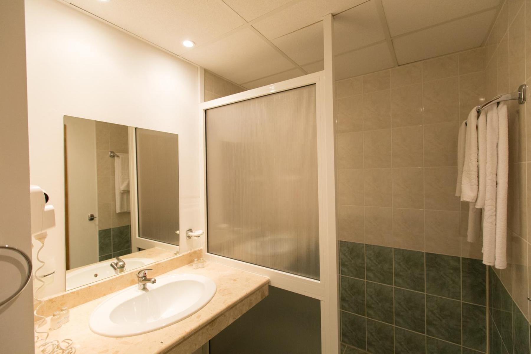 غرفة بسريرين منفصلين بشرفة، Madara Park Hotel 6/8