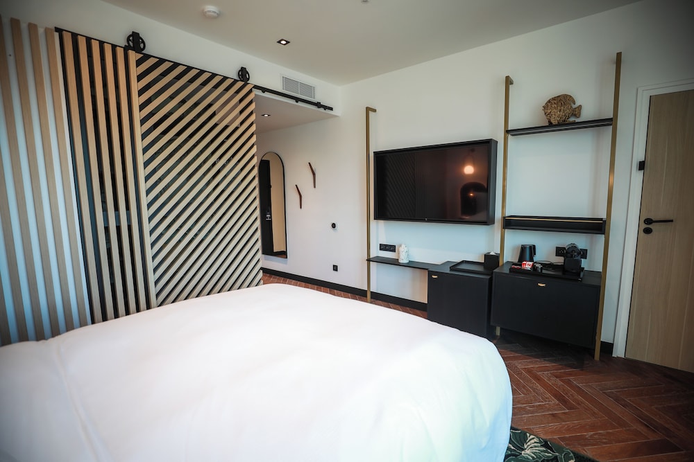 DELUXE, QUEEN BED