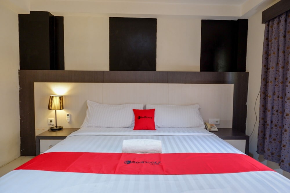 RedDoorz Plus near Hotel Benua Kendari 19/23