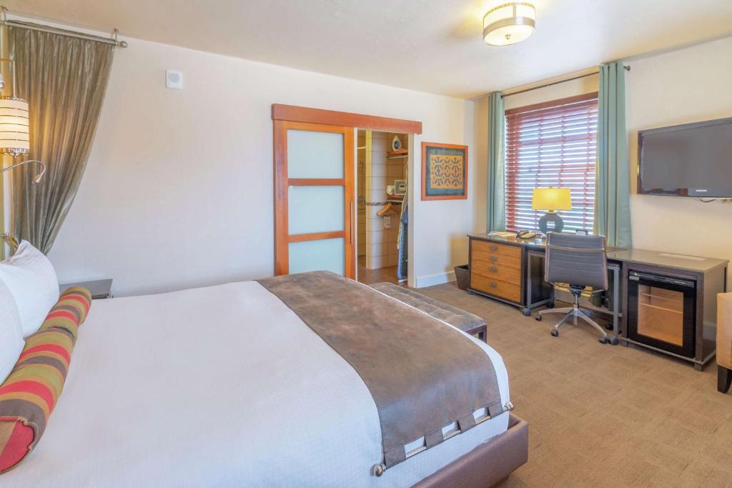 1 BEDROOM, SUITE, KING BED, ACCESSIBLE