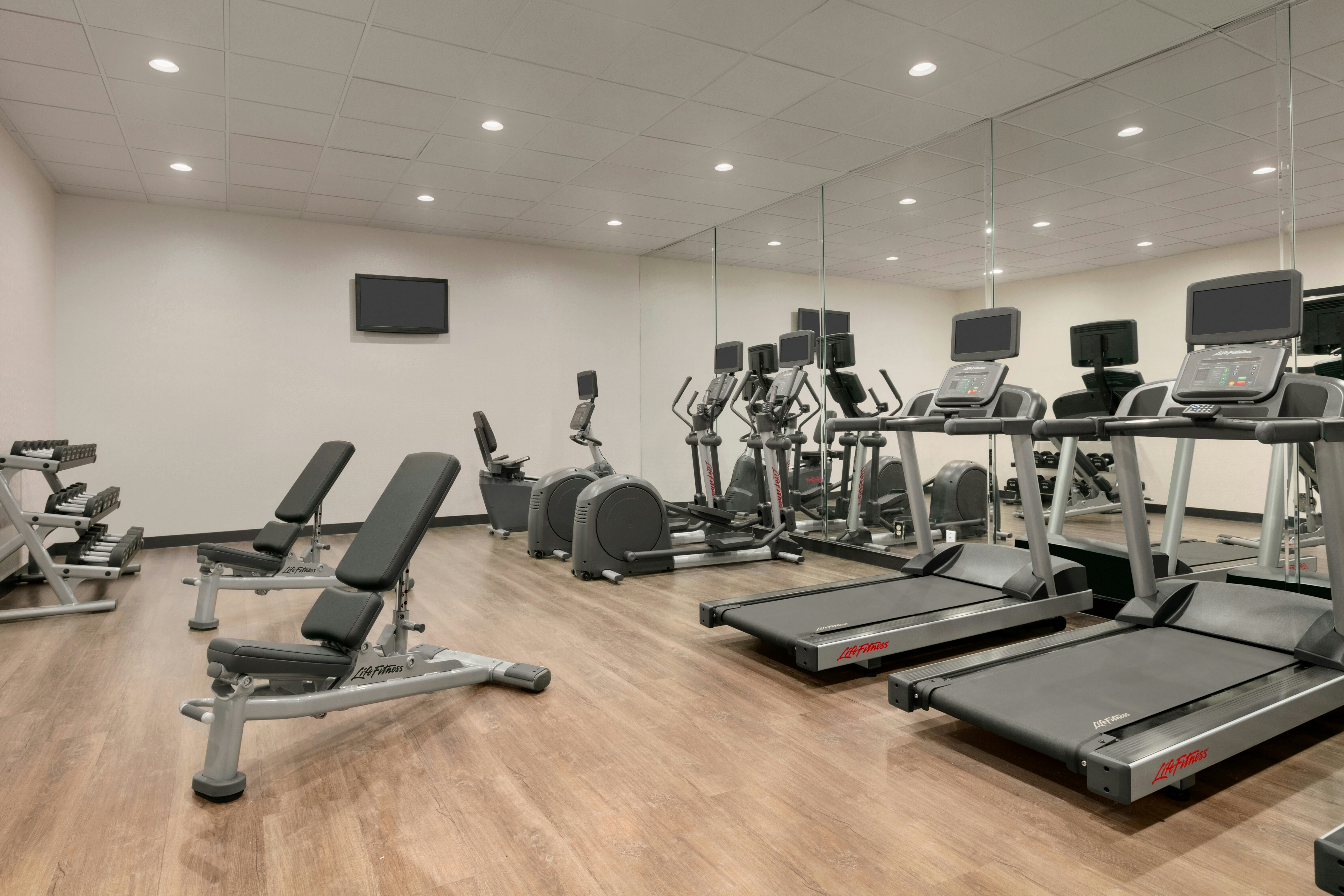 Holiday Inn Express Hotel And Suites Norfolk Airport 34/60