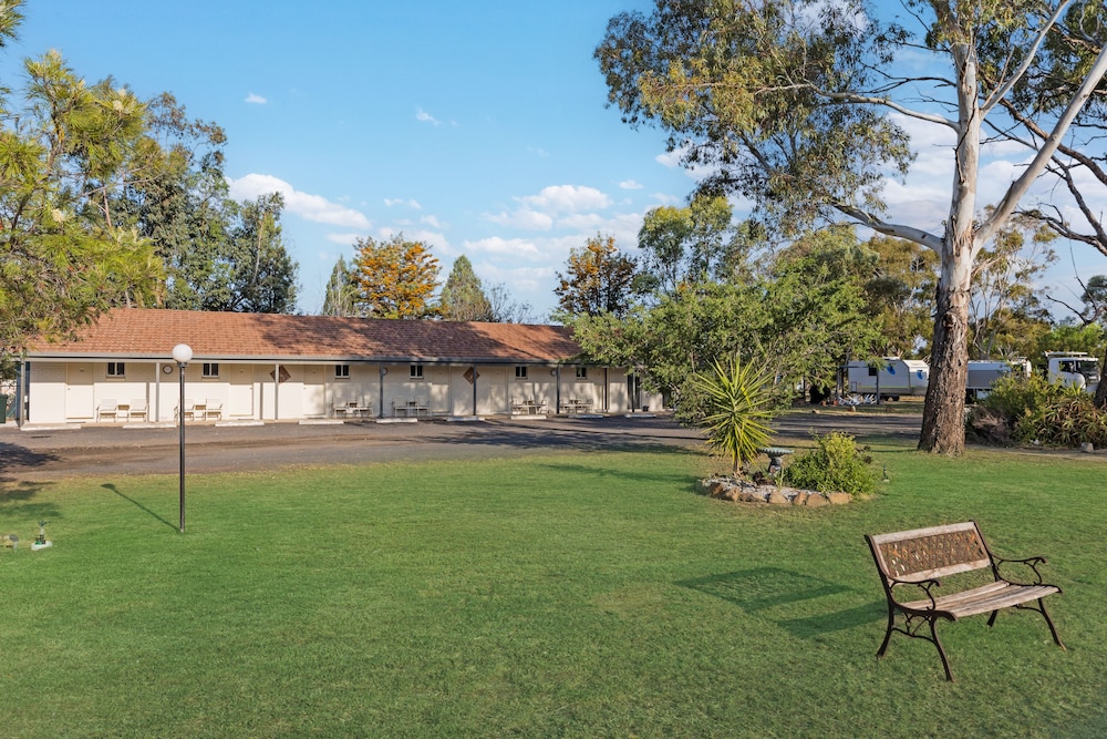 CASTLREAGH MOTOR INN 44/50