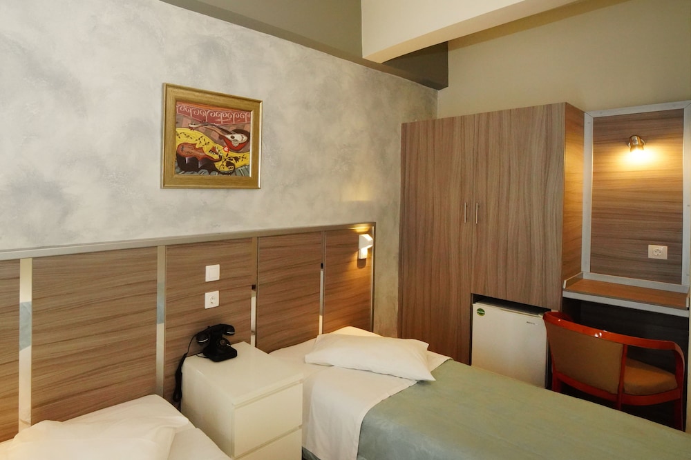 SOCRATES HOTEL 30/44