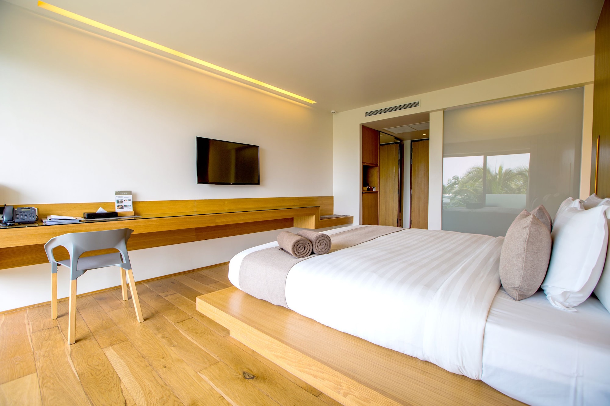DELUXE, DOUBLE OR TWIN BED