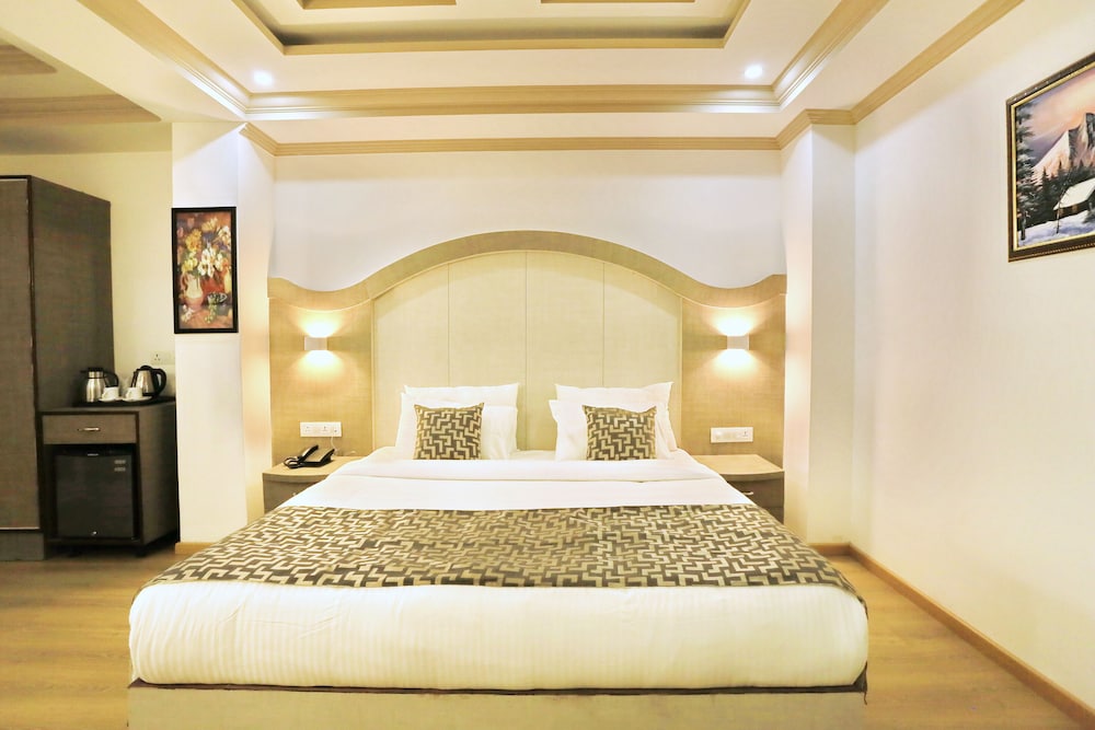 Crown Plaza Residency 14/35