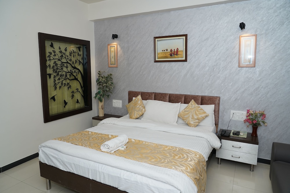 OYO Premium Paldi Cross Road 18/75