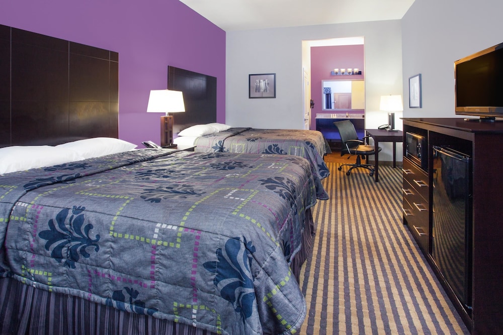 Super 8 by Wyndham Carthage TX 8/24