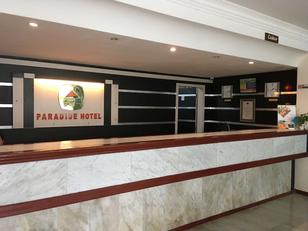 Paradise Hotel 8/39