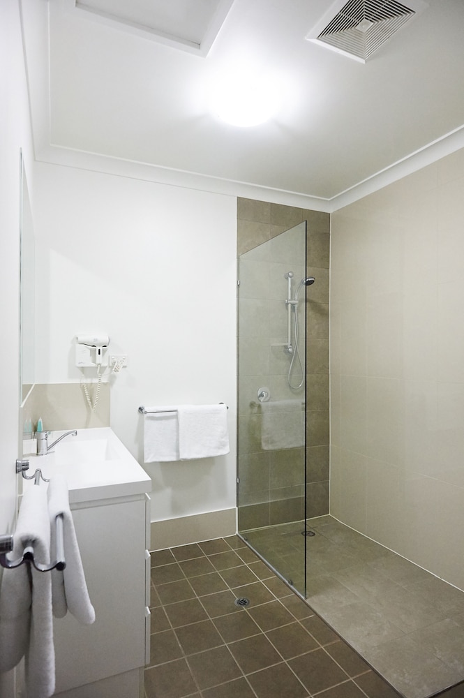 OXLEY COURT SERVICED APARTMENTS 10/41