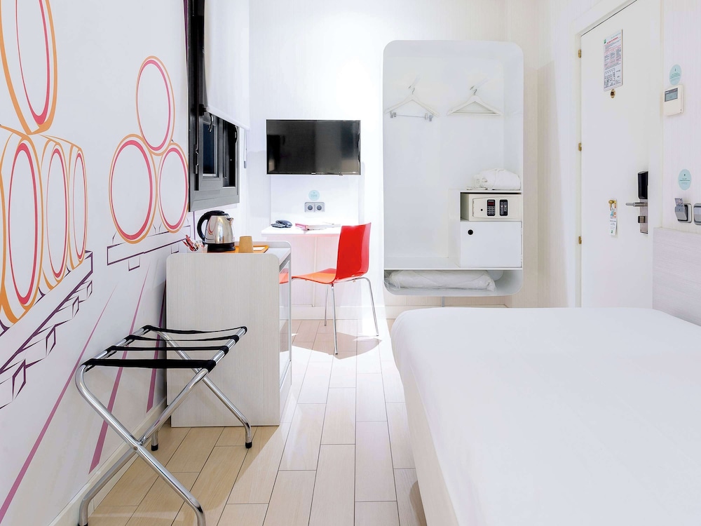 ROOM, SINGLE BED, INTERIOR VIEW