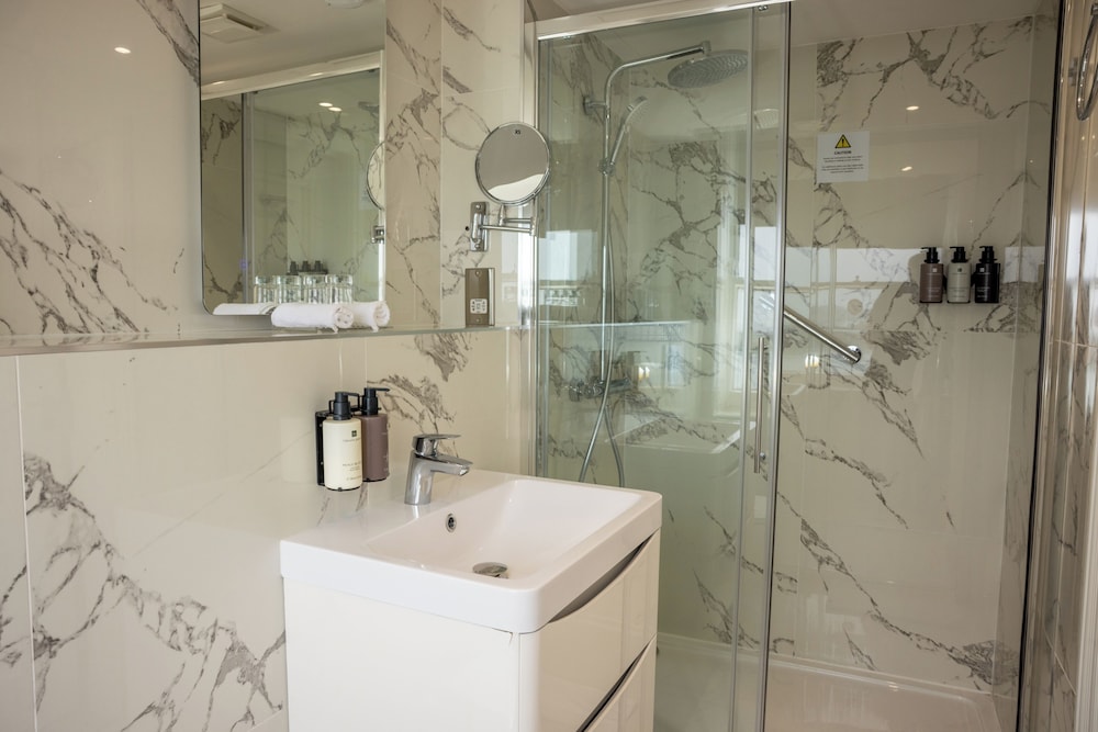 غرفة بسرير مزدوج، Dover Marina Hotel & Spa, Tapestry Collection by Hilton 7/10