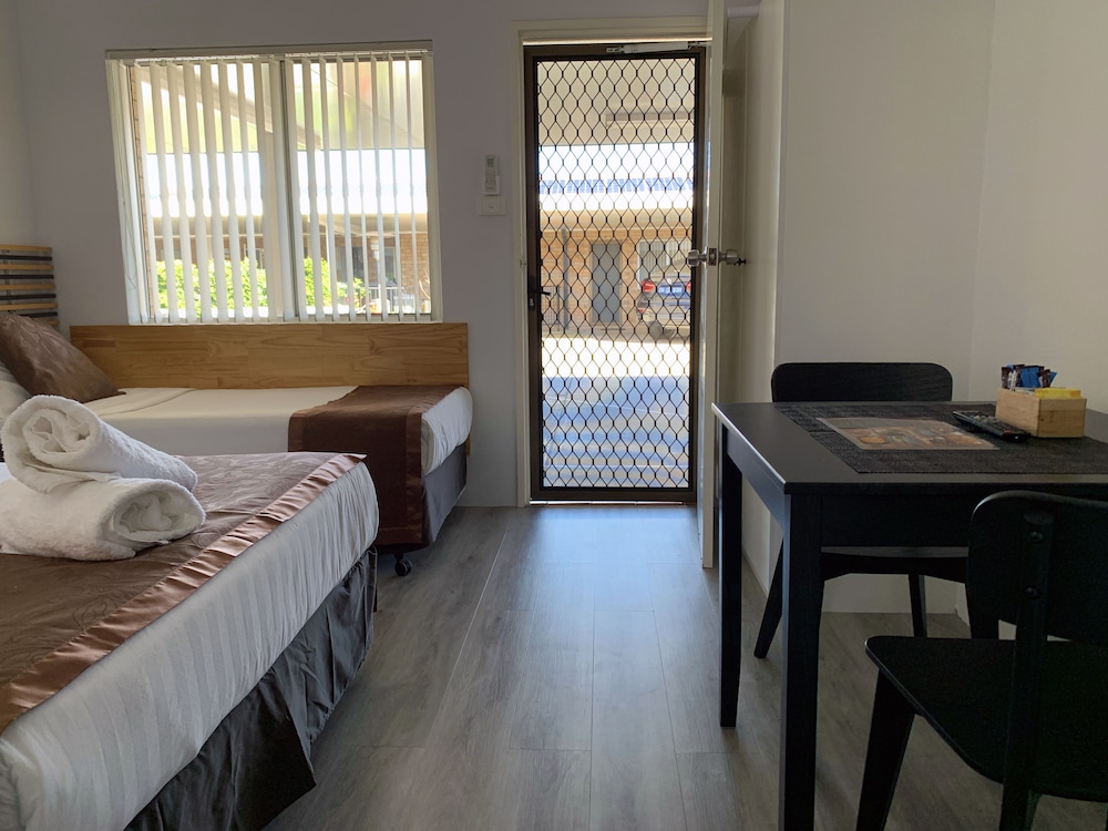Baths Motel 28/33