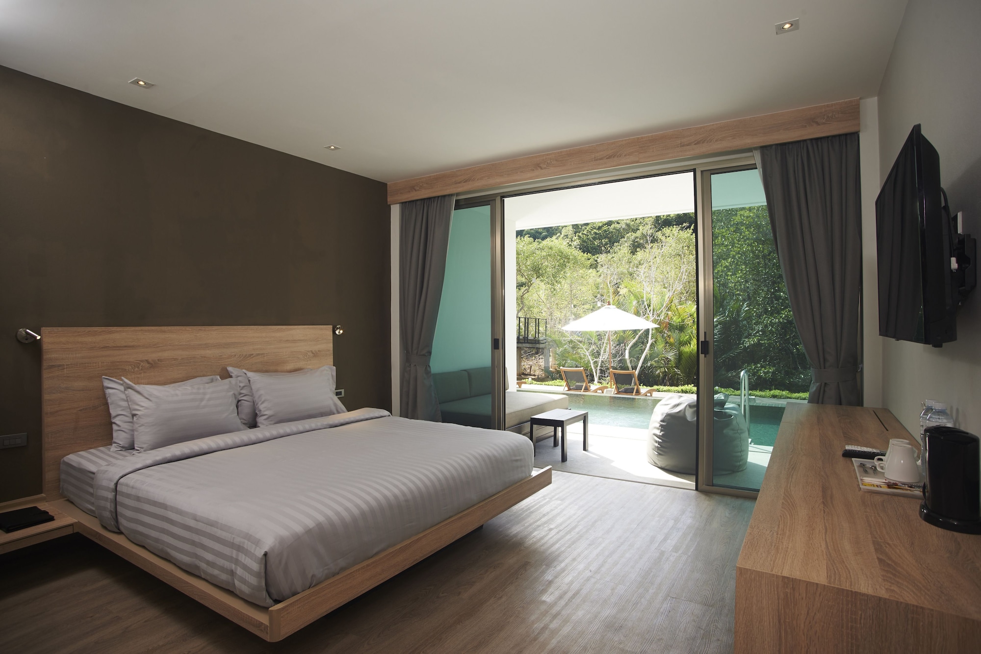 Deluxe, King Bed, Pool Side, Pool Access