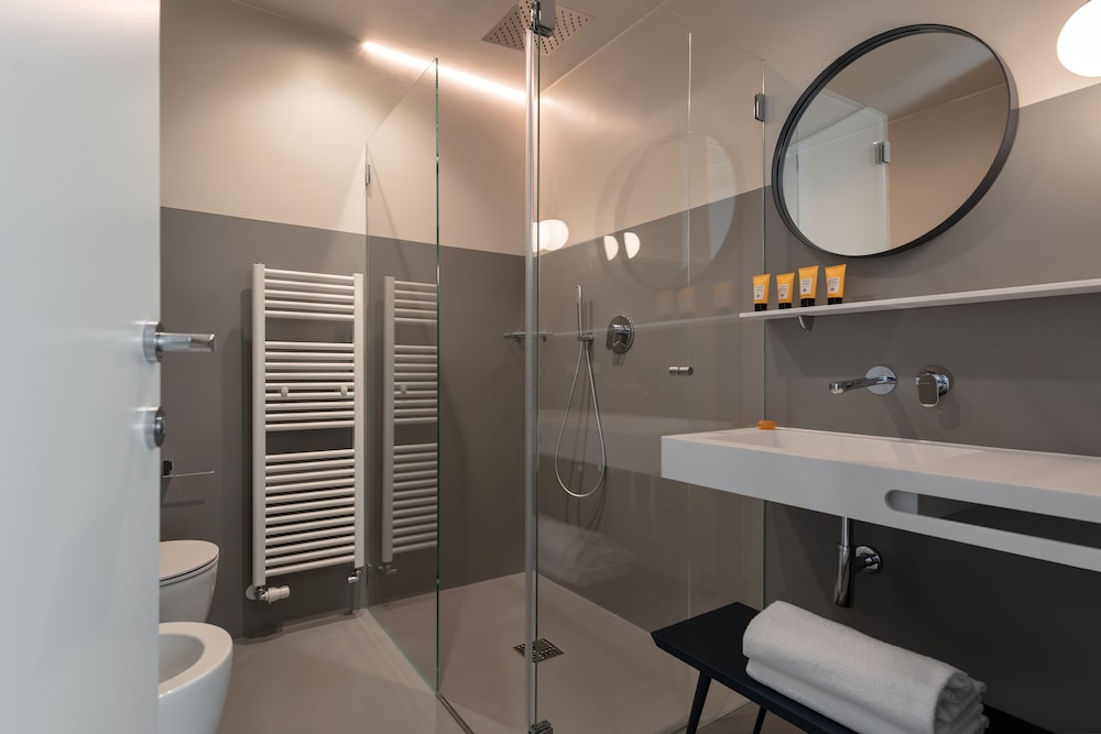 Velvet Grey Boutique Hotel 27/29