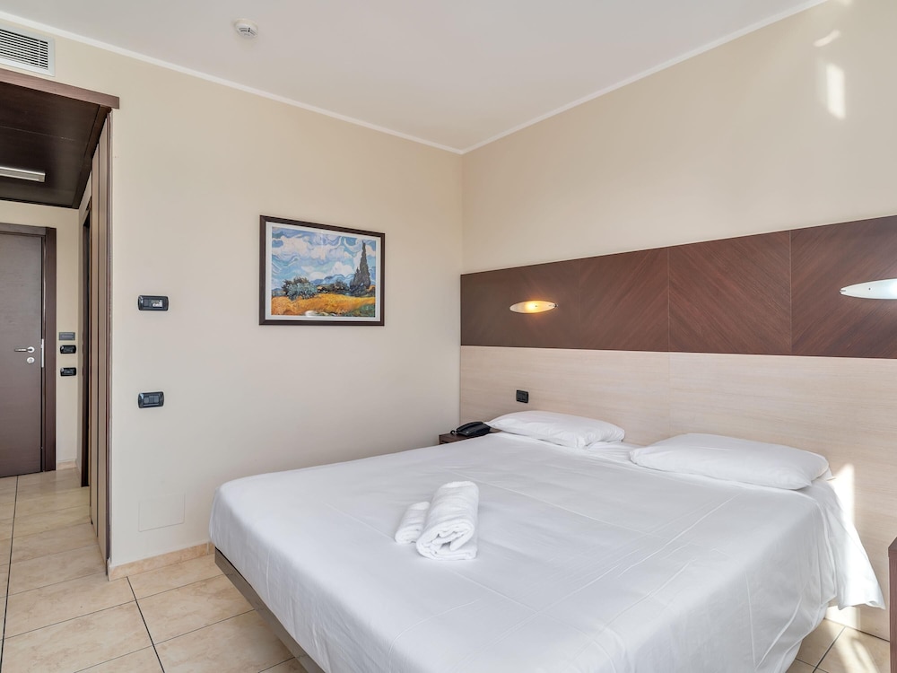 STANDARD, DOUBLE BED, ACCESSIBLE