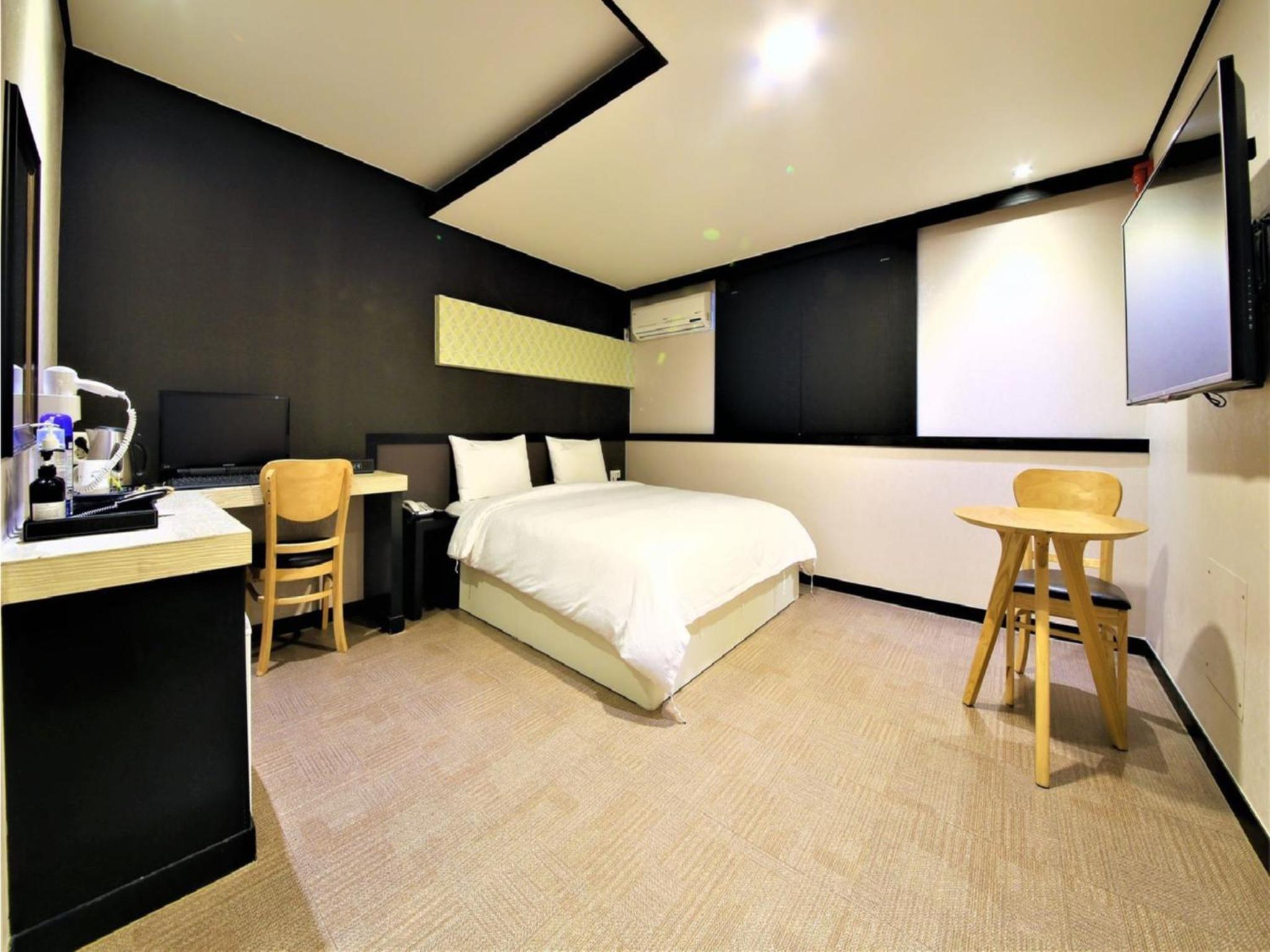 Deluxe, Double Bed, Elysee Hotel 9/10