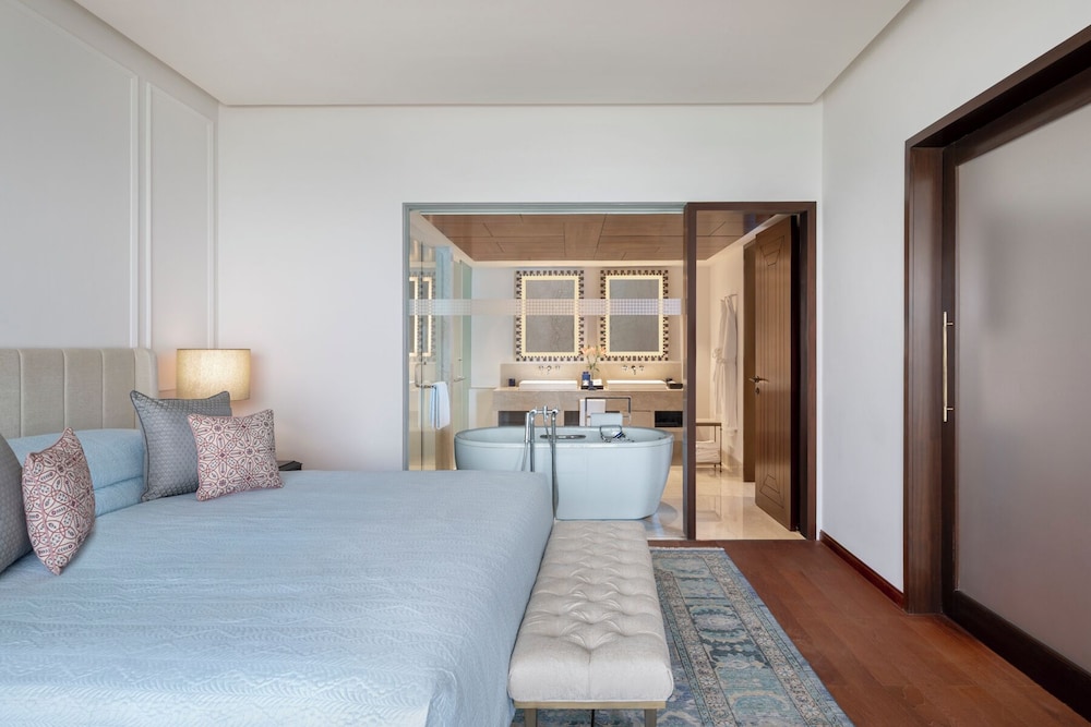 Premier, Suite, King Bed, Bay View، The Oberoi Mumbai 2/5