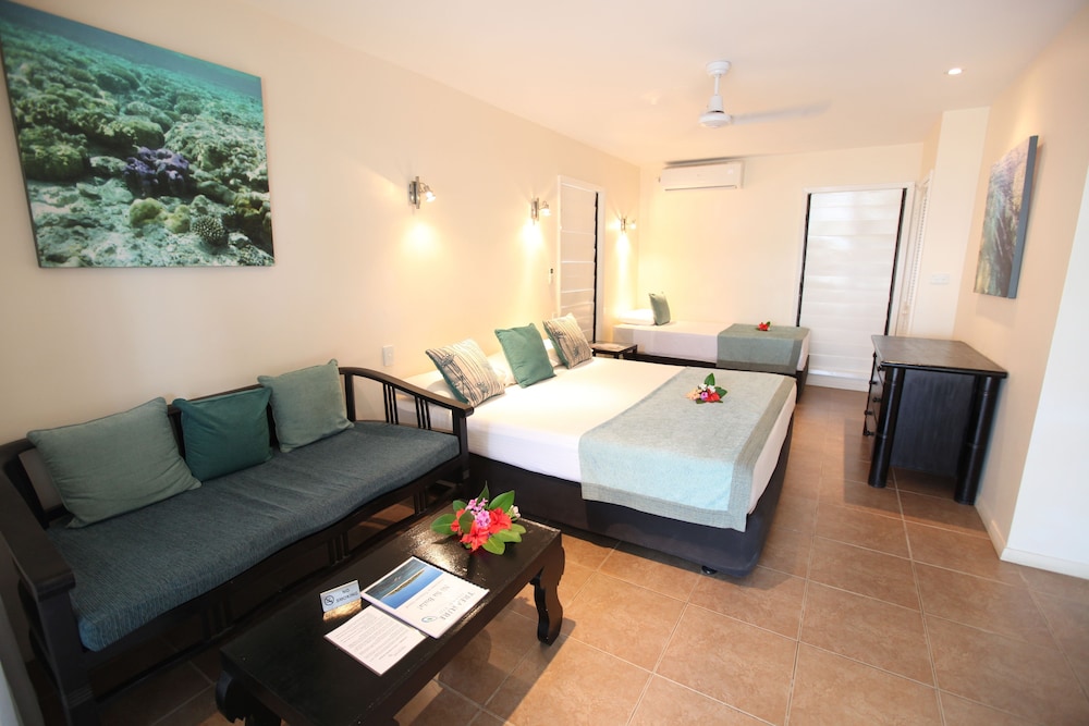 Bure, Ocean, Standard, 1 King and 1 Single Beds