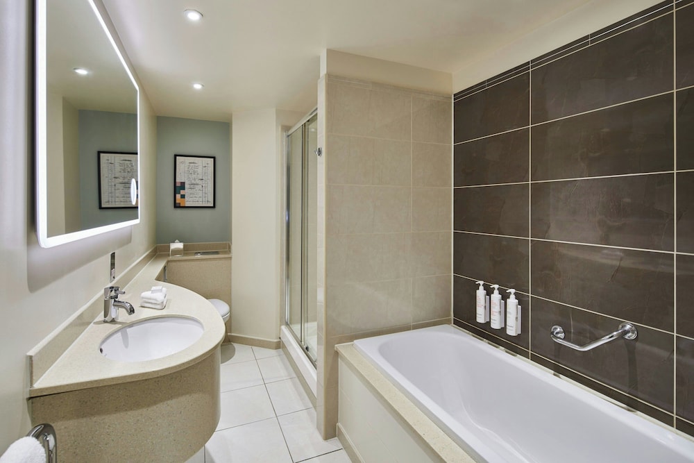 DELUXE, KING BED, CITY VIEW