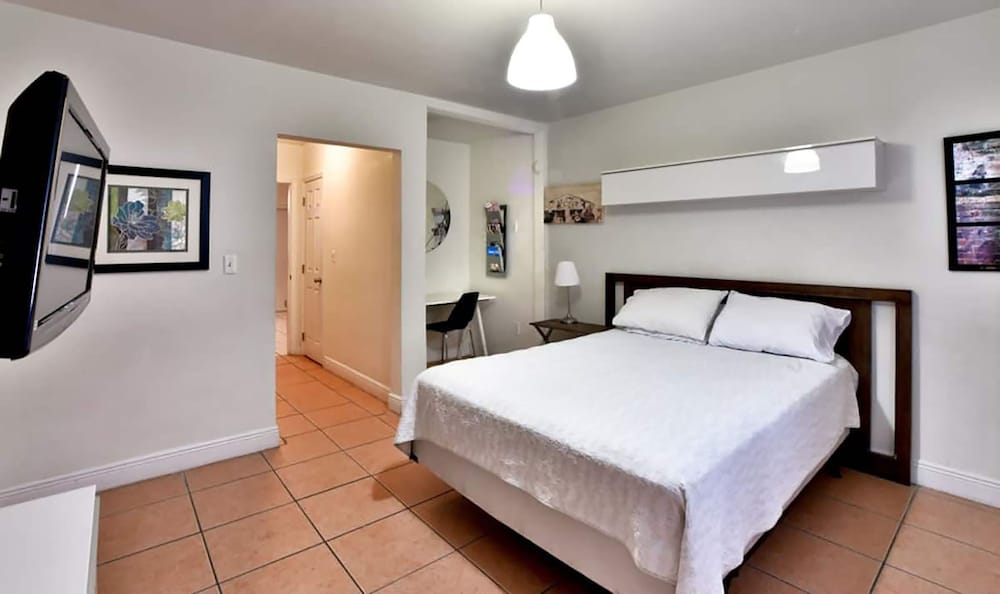 1 BEDROOM, TRENDY, CHIC, QUEEN BED