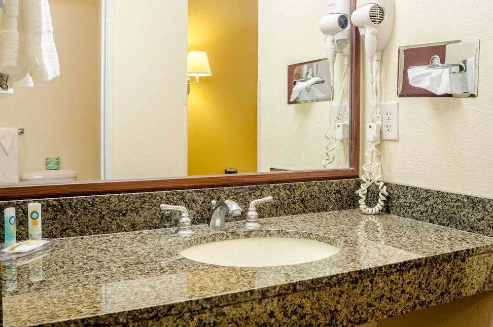 Holiday Inn Express Wichita North - Park City 8/38