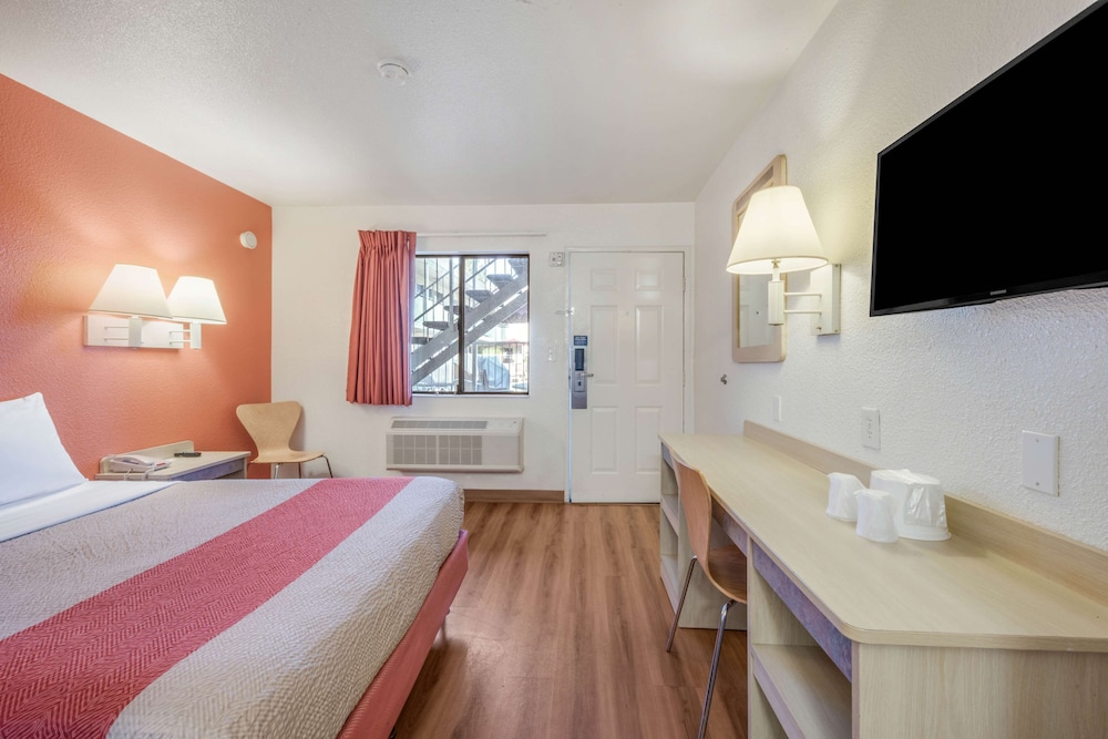 1 Queen Bed - Deluxe, Micfridge