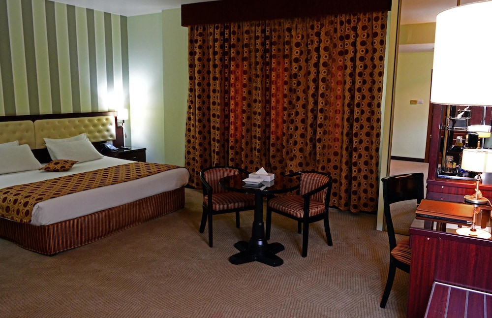 LARSA HOTEL 11/48