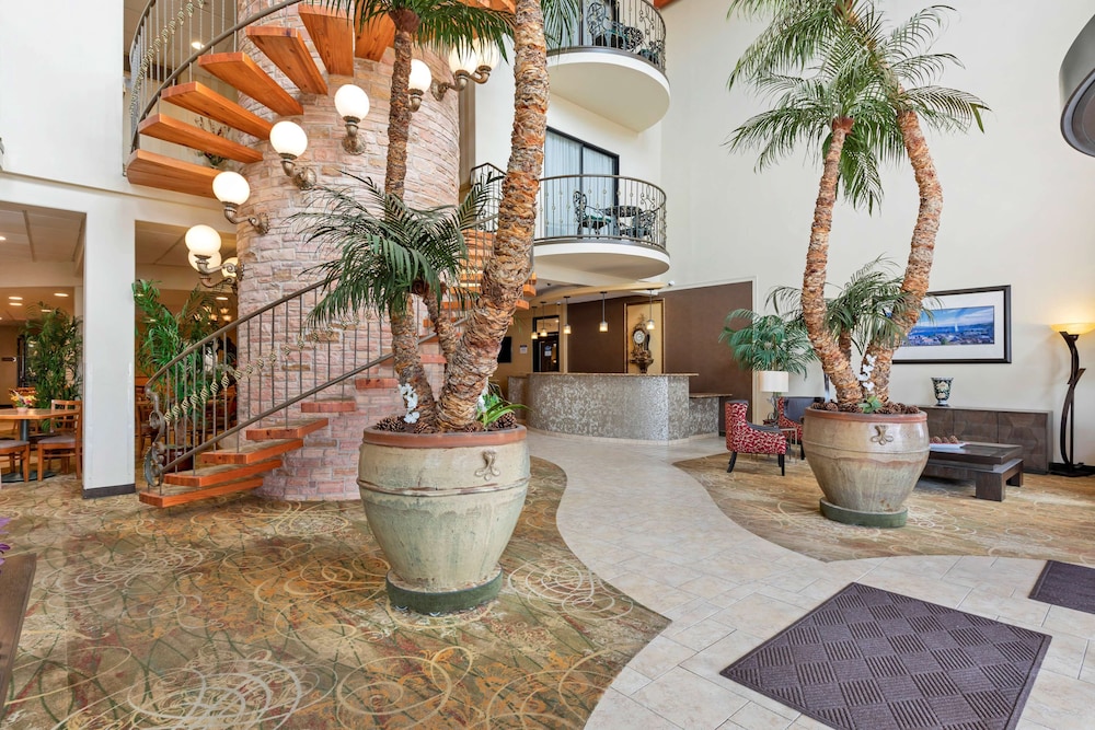 Best Western Plus Swiss Chalet Hotel & Suites 6/40