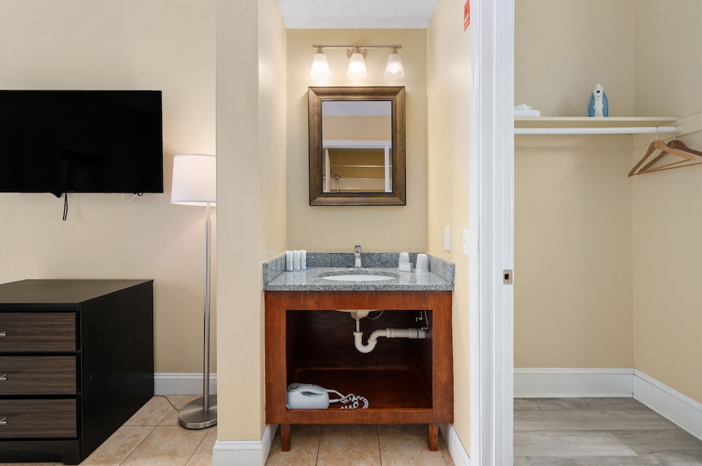 Coastal Palms Inn &amp; Suites 50/50