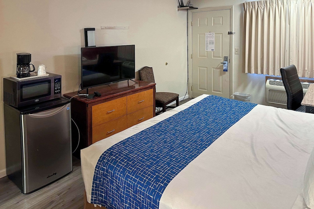 Econo Lodge Edmonds North Seattle, WA 31/39