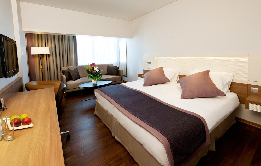 Crowne Plaza Limassol 9/75