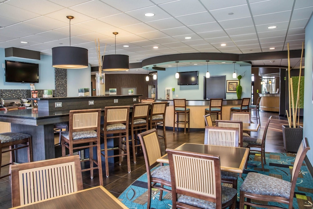 Comfort Suites New Bern near Cherry Point 49/65