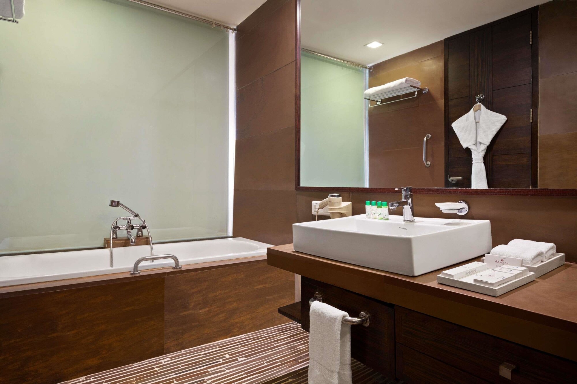 جناح بسرير كينج، Ramada by Wyndham Ajmer 8/8