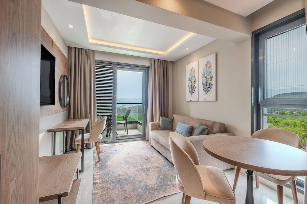 Montenegro Lodge 25/50
