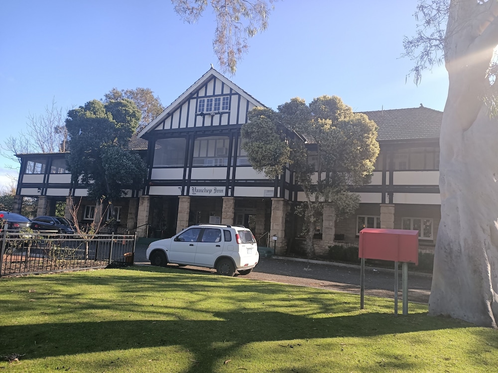 Yanchep Inn 24/41