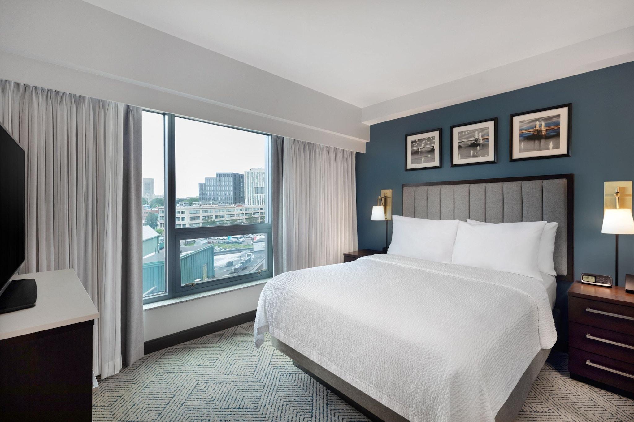 Studio, Queen Bed