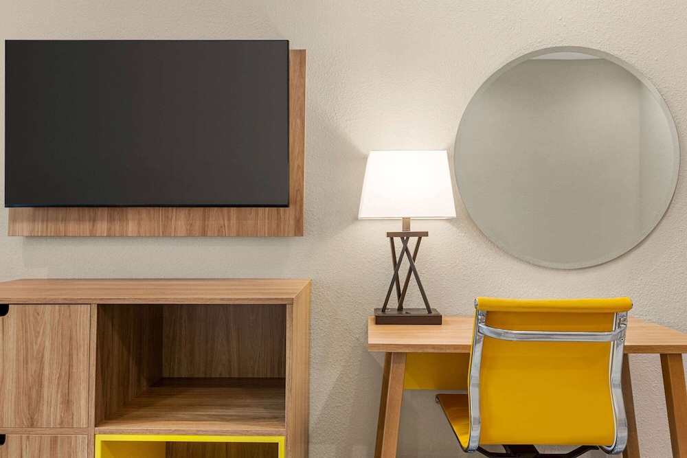 Days Inn & Suites by Wyndham Greater Tomball 55/61