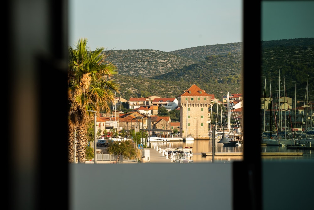 Marinus Beach Hotel 48/56