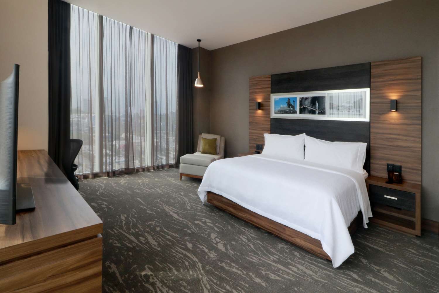 Deluxe, Queen Bed, City and Mountain View