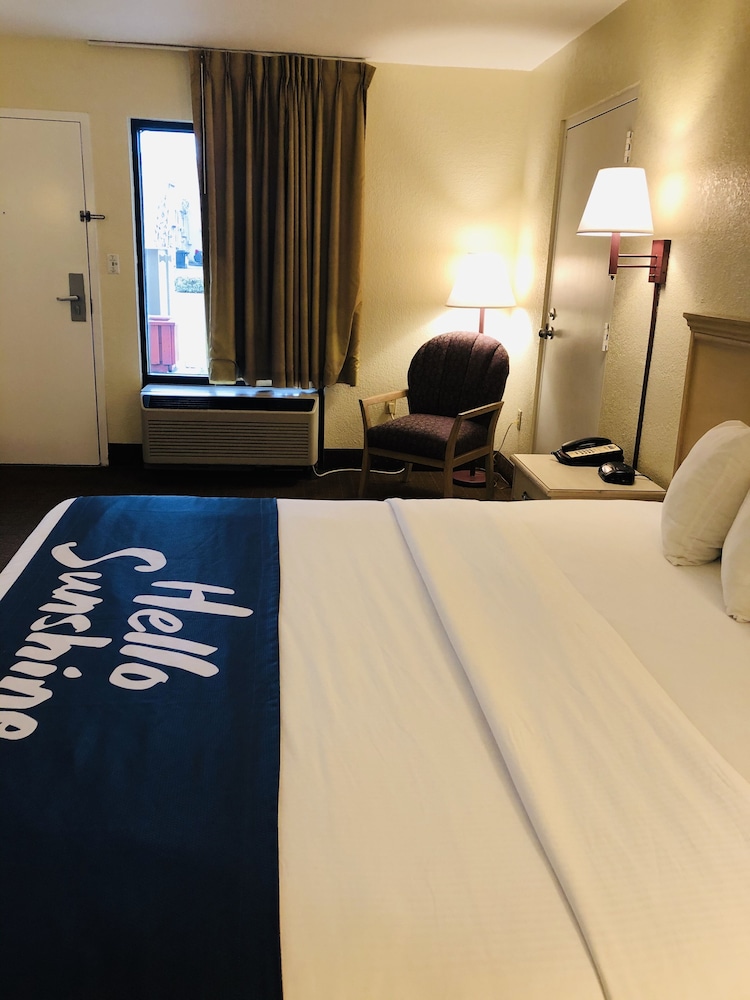 Days Inn & Suites by Wyndham Navarre - near Beaches/Hurlburt 10/27
