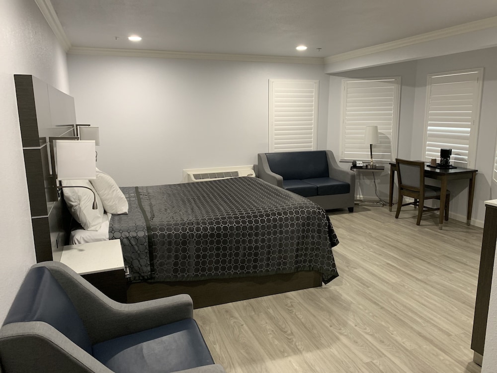 Mirage Inn and Suites 20/31