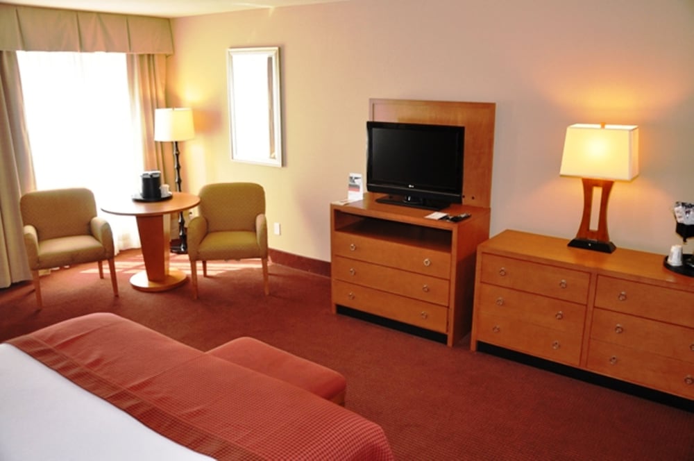 Holiday Inn Hotel Suites Oakland Airport 38/77
