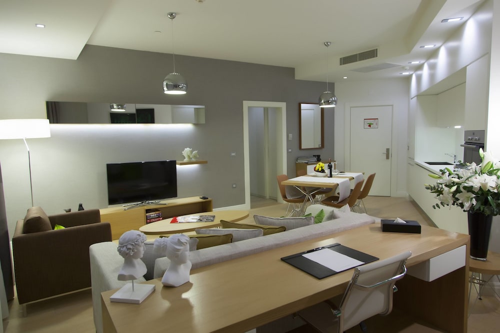 The Leos Residence 50/60